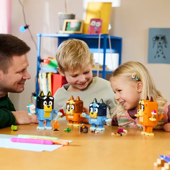 LEGO Bluey 11217 Bluey and her Brick-Built Family