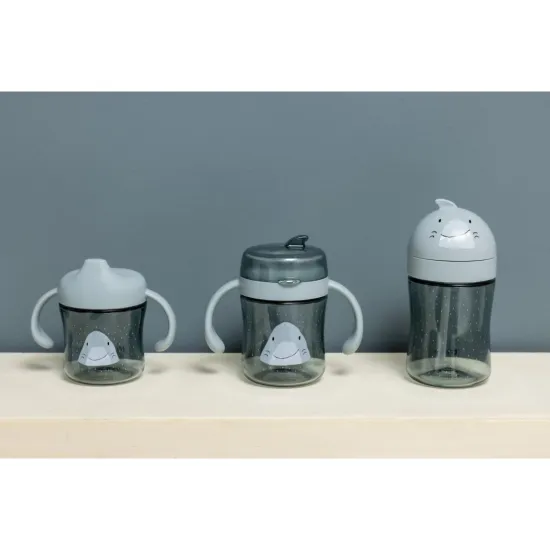 Becher mit Strohhalm Hai