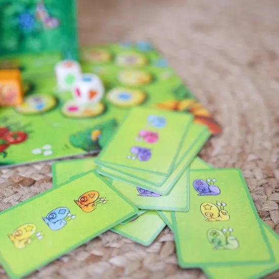 Mit glücklichen Würfelwürfen und cleveren Zügen bringen Sie Ihre Schnecken auf das Siegerpodest, um die meisten Punkte zu erzielen und zu gewinnen!