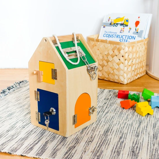 Ein Haus mit Schlössern