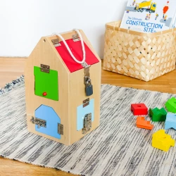 Ein Haus mit Schlössern