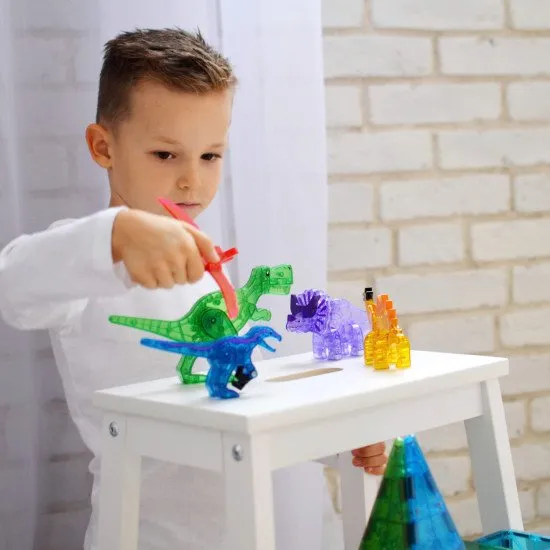 Dino World XL Magnet-Set mit Dinosauriern und Bäumen.