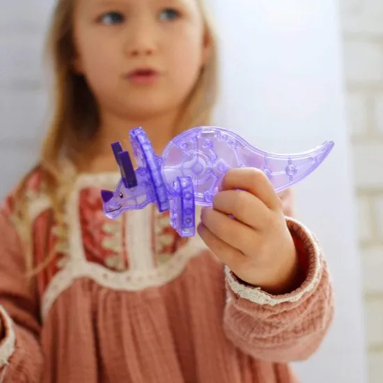 Dino World XL Magnet-Set mit Dinosauriern und Bäumen.