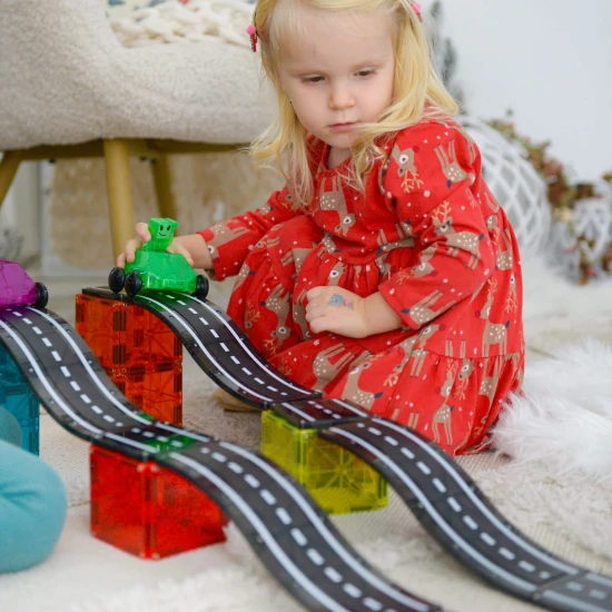 Magnetischer Bausatz Downhill Duo 40-teilig. Ein tolles Geschenk für Kinder, die Autos lieben.