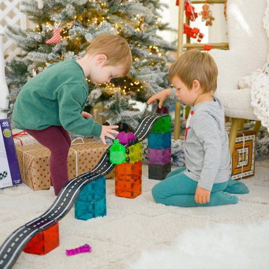Magnetischer Bausatz Downhill Duo 40-teilig. Ein tolles Geschenk für Kinder, die Autos lieben.