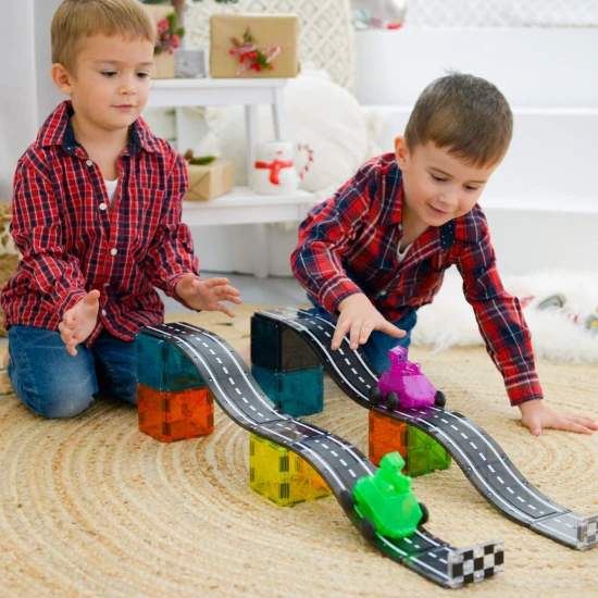 Magnetischer Bausatz Downhill Duo 40-teilig. Ein tolles Geschenk für Kinder, die Autos lieben.