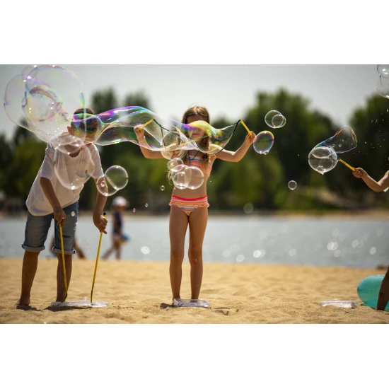 Set zur Herstellung von Seifenblasen. Enthält Stäbchen mit Schnur und Flüssigkeit.