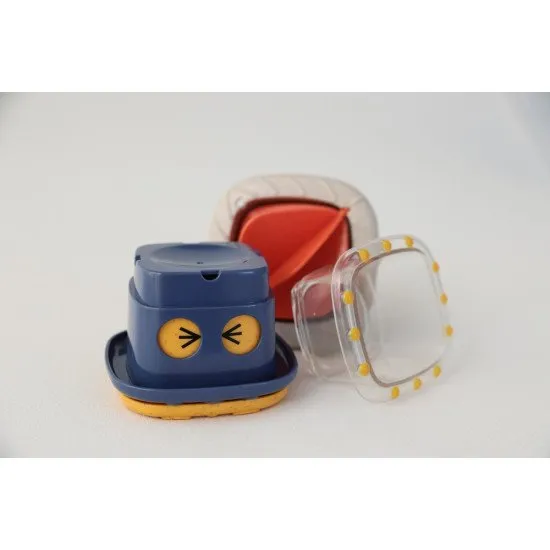 Ein Stapelturm mit einer Wassermühle mit bunten Bechern