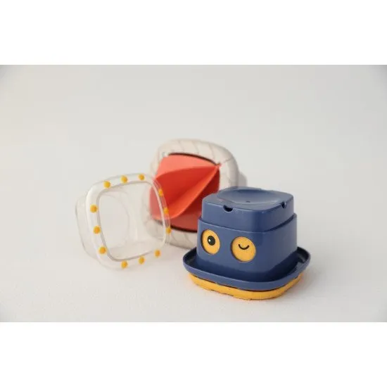 Ein Stapelturm mit einer Wassermühle mit bunten Bechern