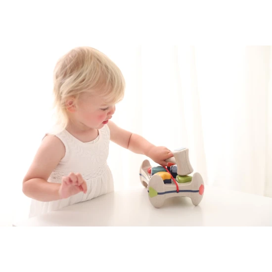 Hammer-Formsortierbrett-Aktivitäten mit einem Hammer und 6 verschiedenen Formen, die in die Löcher auf dem Brett gehämmert werden.