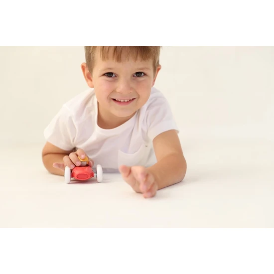 Tolo Rennauto, ein farbenfrohes und fröhliches Spielzeug mit beweglichen Rädern und einem Rennwagen.