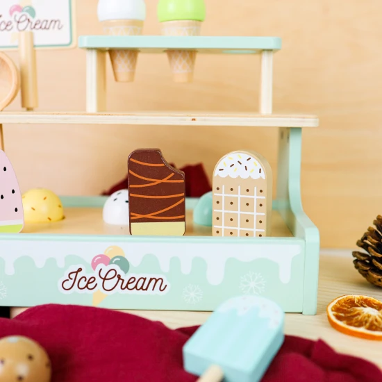 Eisstand mit Eis am Stiel und Kugeln Eis für Kinder