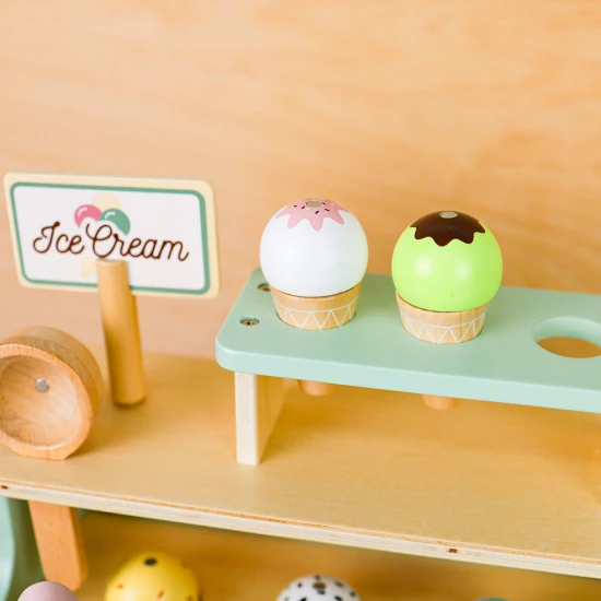 Eisstand mit Eis am Stiel und Kugeln Eis für Kinder