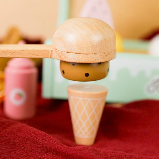 Eisstand mit Eis am Stiel und Kugeln Eis für Kinder