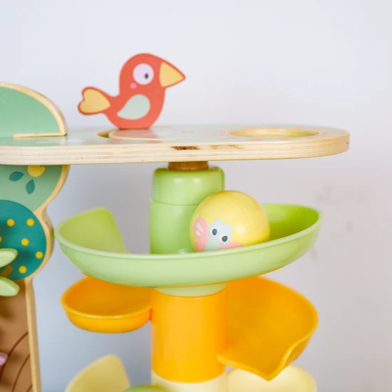 Spielbrett aus Holz mit Kugelbahn