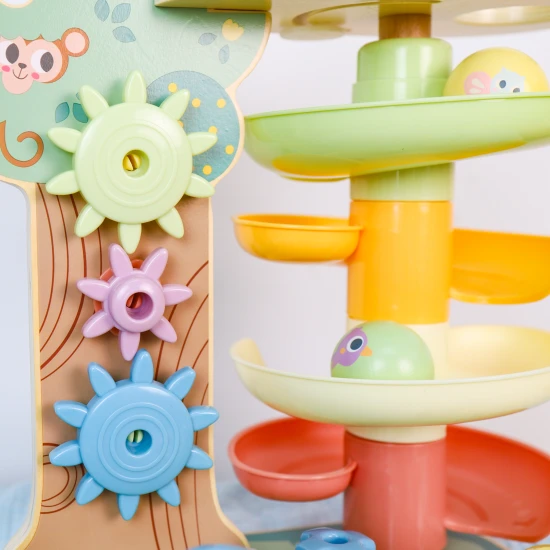 Spielbrett aus Holz mit Kugelbahn