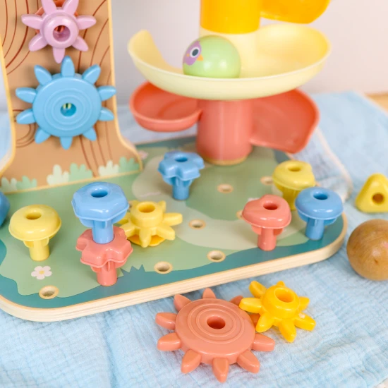 Spielbrett aus Holz mit Kugelbahn