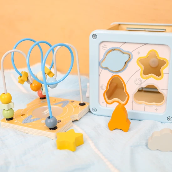 Aktivitätswürfel aus Holz mit Weltraummotiven von Tooky Toy mit Labyrinth, Einsatz und Zahnrädern.