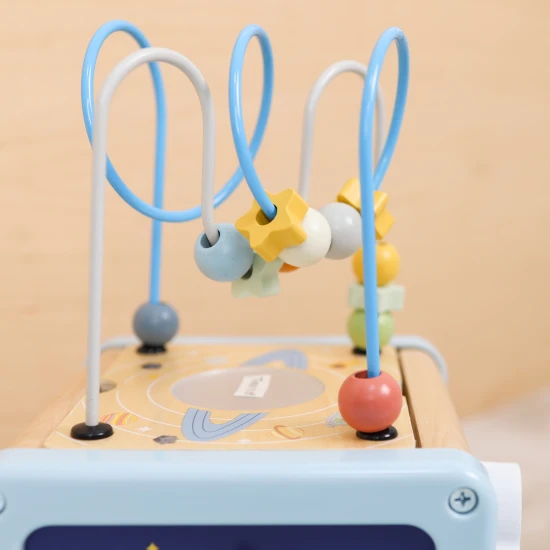 Aktivitätswürfel aus Holz mit Weltraummotiven von Tooky Toy mit Labyrinth, Einsatz und Zahnrädern.