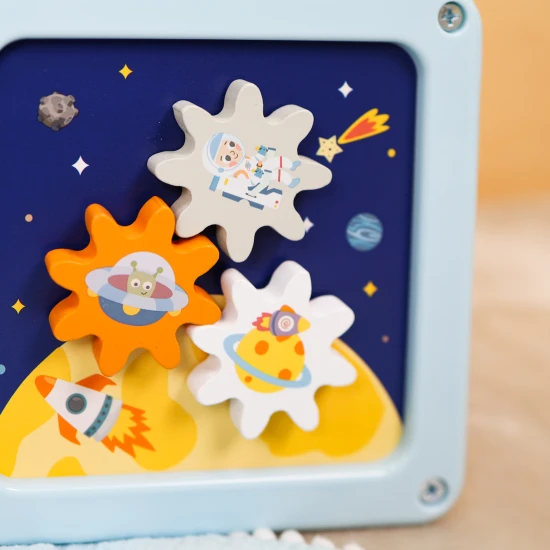 Aktivitätswürfel aus Holz mit Weltraummotiven von Tooky Toy mit Labyrinth, Einsatz und Zahnrädern.