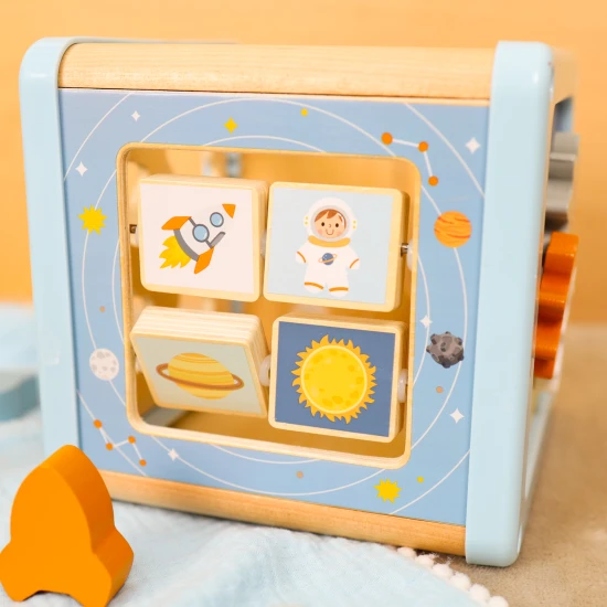 Aktivitätswürfel aus Holz mit Weltraummotiven von Tooky Toy mit Labyrinth, Einsatz und Zahnrädern.