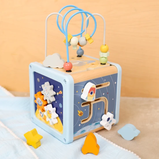 Aktivitätswürfel aus Holz mit Weltraummotiven von Tooky Toy mit Labyrinth, Einsatz und Zahnrädern.