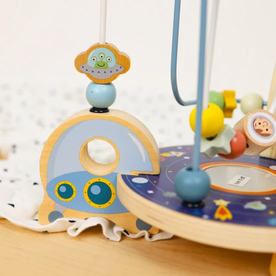 Motorlabyrinth aus Holz mit Weltraummotiven in wunderschönen Pastellfarben.