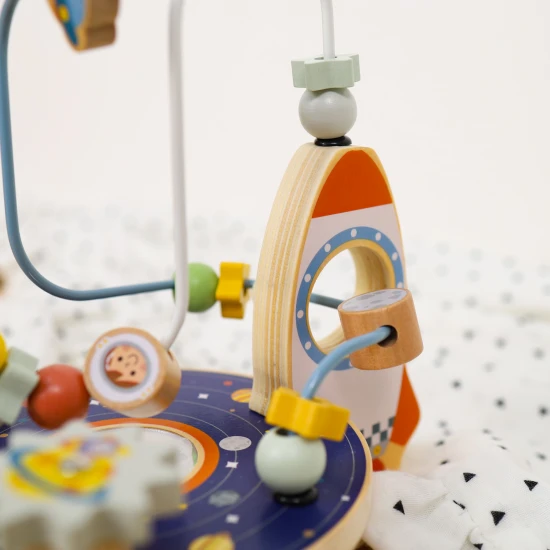 Motorlabyrinth aus Holz mit Weltraummotiven in wunderschönen Pastellfarben.