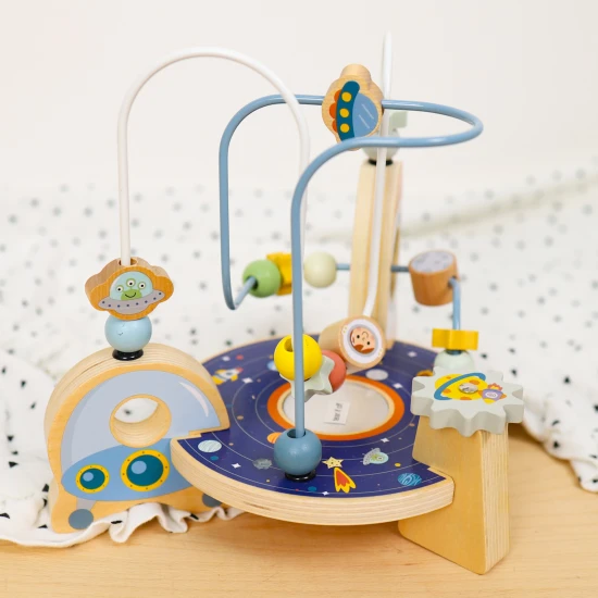 Motorlabyrinth aus Holz mit Weltraummotiven in wunderschönen Pastellfarben.