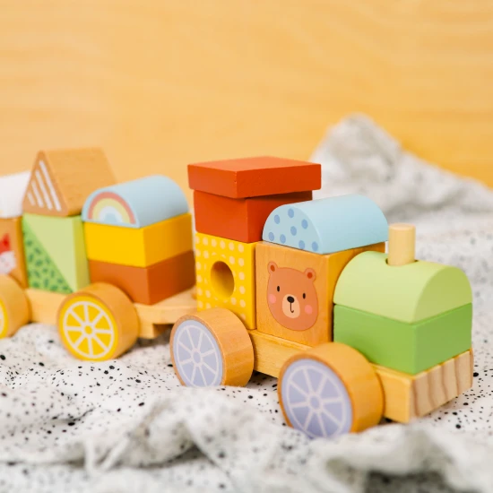 Tooky Toy Holz-Klappeisenbahn mit Spielteilen für Kinder ab 18 Monaten.