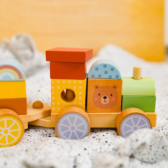 Tooky Toy Holz-Klappeisenbahn mit Spielteilen für Kinder ab 18 Monaten.