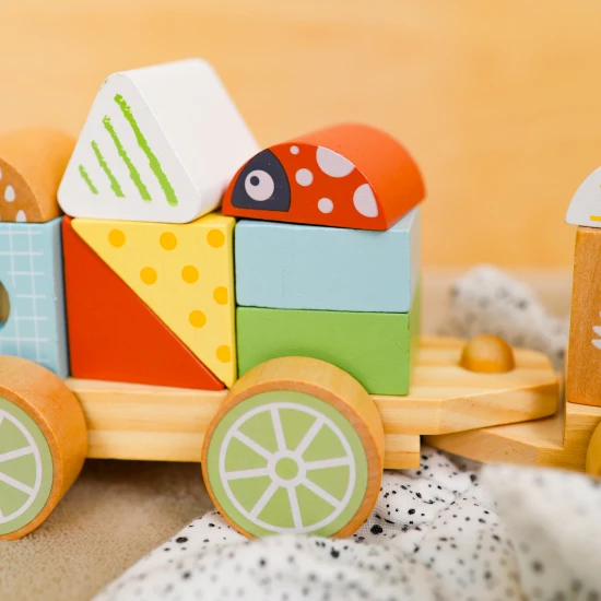 Tooky Toy Holz-Klappeisenbahn mit Spielteilen für Kinder ab 18 Monaten.