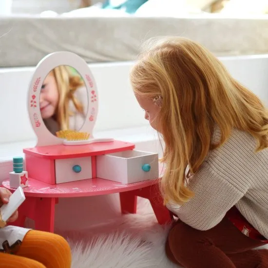 Kosmetiktisch für kleine Schönheiten