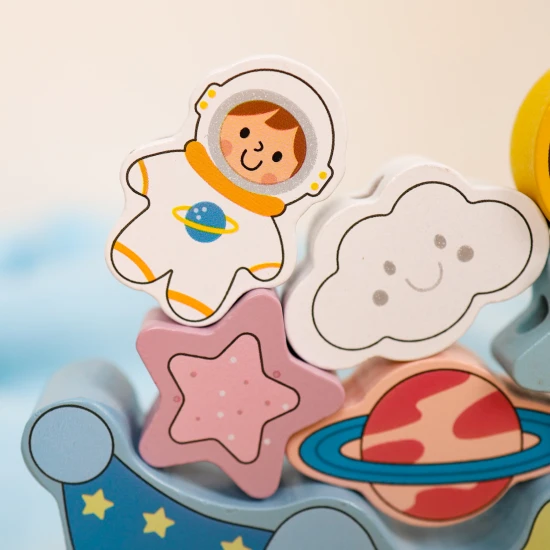 Eine Holzschaukel mit Weltraumwürfeln und Kinderspielzeug zum Balancieren und Bespannen in einem.