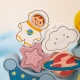 Eine Holzschaukel mit Weltraumwürfeln und Kinderspielzeug zum Balancieren und Bespannen in einem.