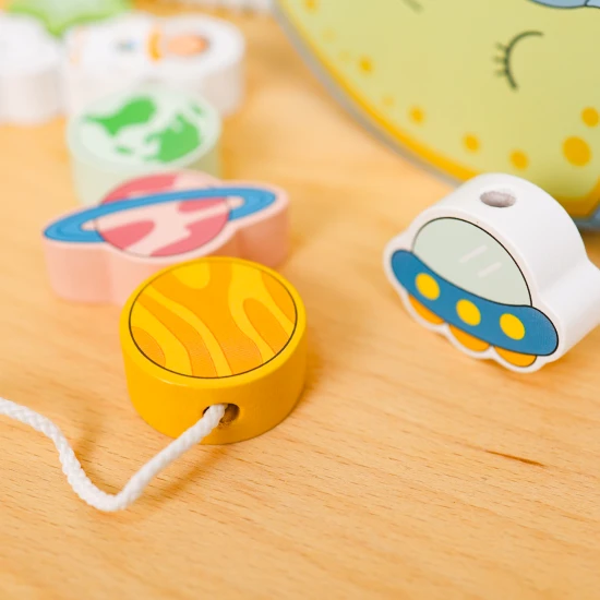 Eine Holzschaukel mit Weltraumwürfeln und Kinderspielzeug zum Balancieren und Bespannen in einem.