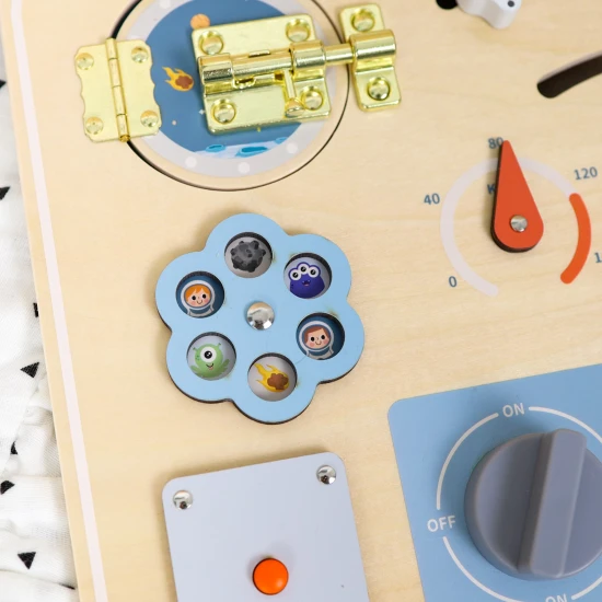 Aktivitätsbrett aus Holz von Tooky Toy in Pastellfarben mit motorischen Aktivitäten.