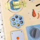 Aktivitätsbrett aus Holz von Tooky Toy in Pastellfarben mit motorischen Aktivitäten.