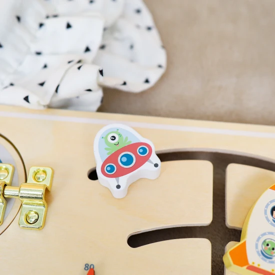 Aktivitätsbrett aus Holz von Tooky Toy in Pastellfarben mit motorischen Aktivitäten.