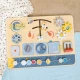 Aktivitätsbrett aus Holz von Tooky Toy in Pastellfarben mit motorischen Aktivitäten.
