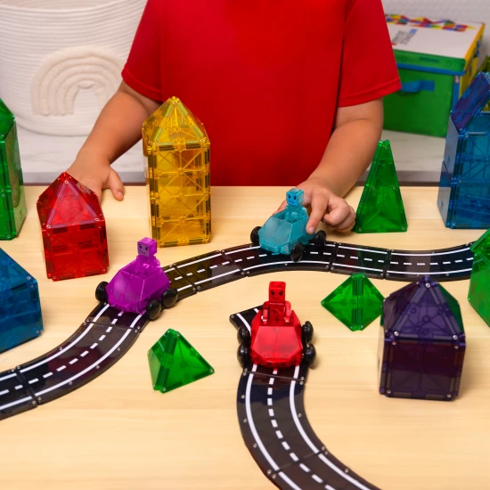 Machen Sie sich bereit für das Rennen mit dem magnetischen Bausatz „Dashers“.