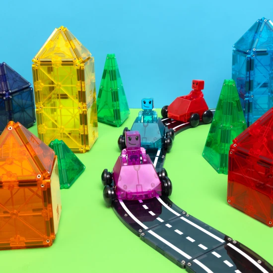 Machen Sie sich bereit für das Rennen mit dem magnetischen Bausatz „Dashers“.