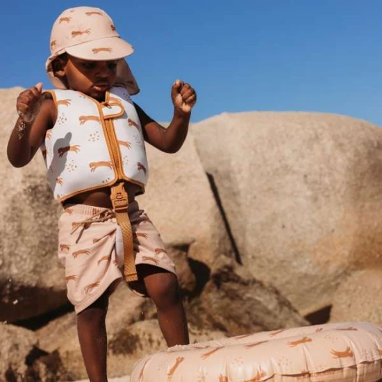 Der praktische Sommerhut mit Nackenschutz von Swim Essentials mit Leopardenmotiv schützt Kinder vor UV-Strahlung.
