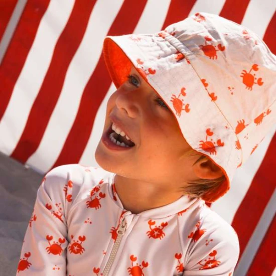 Wendehut für Kinder mit LSF 50+ – Krabbenmuster auf der einen Seite, einfarbiges Design auf der anderen. Breite Krempe für Sonnenschutz.
