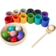 Montessori-Holzspiel für Kinder mit bunten Bällen, Löffel und Becher zur Entwicklung von Motorik und Sinnen.
