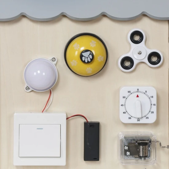 Ein Haus mit Schlössern Grau