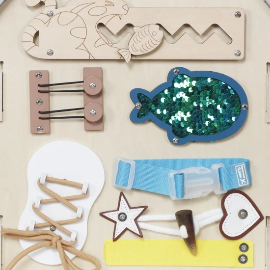 Ein Haus mit Schlössern Grau