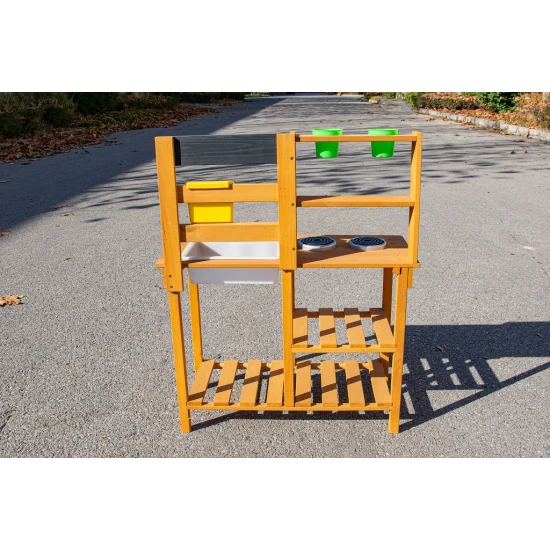 Gartenküche aus Holz mit Spüle