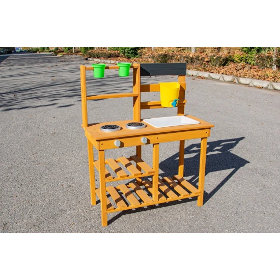 Gartenküche aus Holz mit Spüle