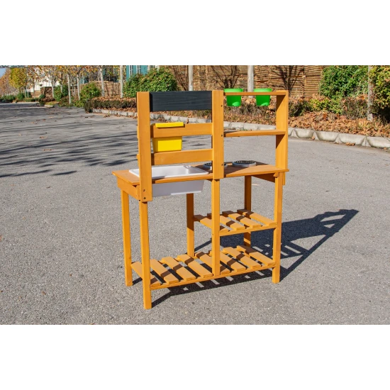 Gartenküche aus Holz mit Spüle